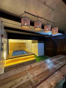 Zimmer mit einem großen Holztisch und Lampen in der Unterkunft The Wood Cabin Home Tagaytay with Billiards and Minipool 10mins from Skyranch in Galicias + 3 Fotos