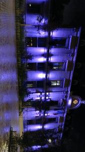 オーベルジャンヴィルにあるAubergenville, Calme Détenteの青いライトが付いた高層ビルの上空からの眺め