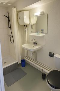 une salle de bain avec un lavabo, une douche et des toilettes dans l'établissement Studio Sacré Cœur Proche Basilique - N 319, à Paray-le-Monial