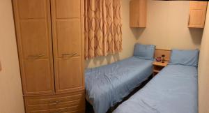 een slaapkamer met twee bedden en een ladekast bij 167 Ashburton in Longridge