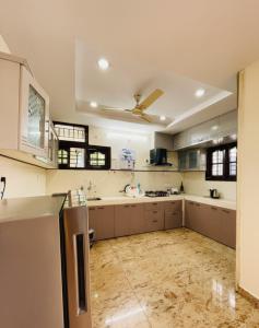 Η κουζίνα ή μικρή κουζίνα στο Modern 2 BHK at Gowlidoddy