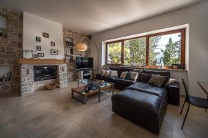 Ruang duduk di Beautiful Hvar Villa 4 Bedrooms Villa Stone Pine Private Infinity Pool & Stunning Sea Views Vrboska