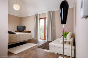 Katil atau katil-katil dalam bilik di Beautiful Hvar Villa 4 Bedrooms Villa Stone Pine Private Infinity Pool & Stunning Sea Views Vrboska +31 gambar
