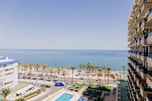 a view of the beach and the ocean from a building at Precioso apartamento con vistas al mar in Benalmádena
