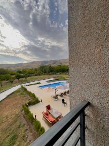 Blick auf eine Terrasse mit Pool und Sonnenschirm in der Unterkunft Sona Boutique Resort in Ashtarak