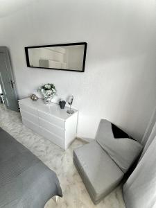 Un dormitorio con una cama y una cómoda con espejo. en La Mata 2 50m Beach, en La Mata