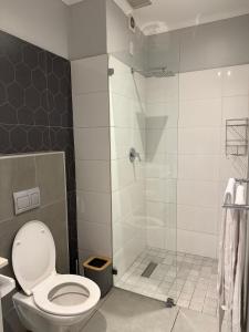 Ένα μπάνιο στο 10 Bond Square