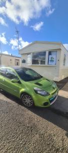 Fotografie z fotogalerie ubytování Lyons Winkups Holiday Park Towyn, North Wales static Caravan 3 bedroom sleeps 8 free entertainment v destinaci Kinmel Bay