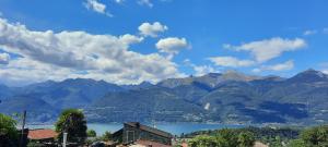 a view of a mountain range with a body of water at L'incantevole vista in Colico