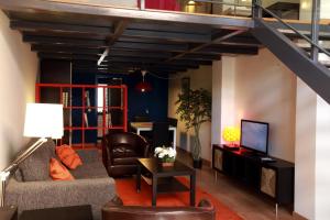 a living room with a couch and a television at Alojamiento ciudad las artes in Valencia
