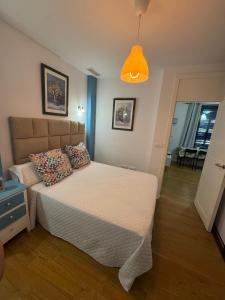 Giường trong phòng chung tại Apartamentos Bajondillo Beach Cozy Inns