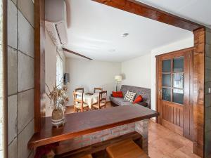 a living room with a table and a couch at Apartamento La Plaza in Munera