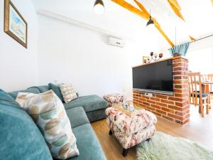 Μια τηλεόραση ή/και κέντρο ψυχαγωγίας στο Villa in Pridraga with Private Pool +32 φωτογραφίες