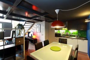 a kitchen and dining room with a table and chairs at Alojamiento ciudad las artes in Valencia