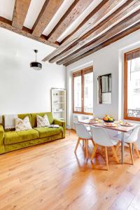 パリにあるLe Marais - Pont Marie - Paris Vacation Rentalsの緑のソファとテーブルのあるリビングルーム