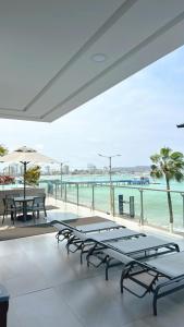 Μπαλκόνι ή βεράντα στο Infinity View Salinas By SeaSky de Perla Azul +16 φωτογραφίες