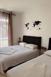 zwei nebeneinander stehende Betten in einem Schlafzimmer in der Unterkunft Junto al mar in Ulcinj