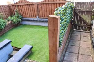 Beeston HillにあるBlooming 2 bedroom Propertyのベンチと柵のある庭園