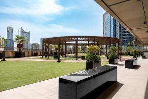 Un parque con un banco y un pabellón en una ciudad. en Chic Studio Near Burj Khalifa, en Dubái