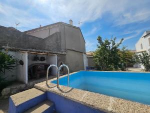 Swimmingpoolen hos eller tæt på El Patio de Doña Tere