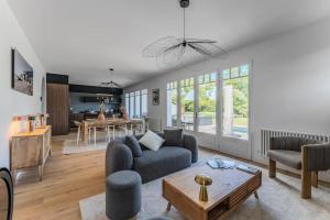 a living room with a couch and a table at Villa Ostreia - Oasis Familiale in La Teste-de-Buch