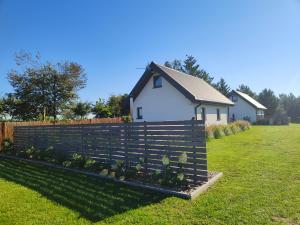 a garden in front of a house at Na Zaciszu in Cierzpięty