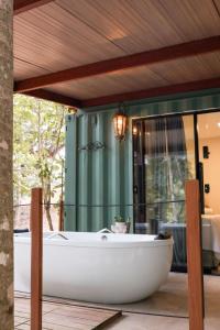a bath tub sitting on a patio with at Pequena Pirenópolis Chalés in Pirenópolis