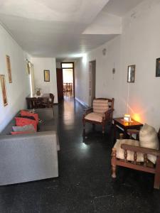 ein Wohnzimmer mit zwei Sofas und einem Tisch in der Unterkunft Casa Milu in Mina Clavero