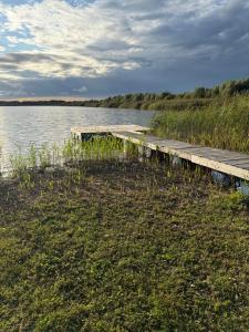 un molo sul lato di un bacino idrico di Pirtelė ant tvenkinio kranto a Pamarys