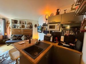 eine Küche mit Spüle und Arbeitsplatte in der Unterkunft CHAMONIX Centre - Studio de charme avec parking, Vue sur le Mont-Blc in Chamonix-Mont-Blanc