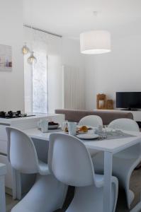 トラーパニにあるPrima Classeの白いテーブル(白い椅子付)、白いキッチン