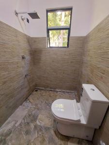 Un baño de Paboda Residency