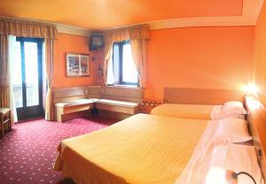 Postel nebo postele na pokoji v ubytování Hotel Alle Alpi