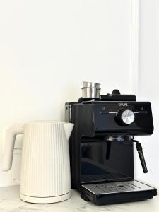 Tetera y cafetera en Psie Budy Apartment -200m Main Square