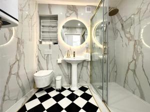 Un baño de Psie Budy Apartment -200m Main Square 16 fotos más