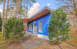 a blue tiny house in the middle of trees at Fh Blau in Warenthin