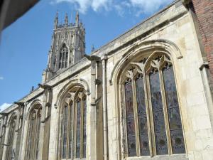 una gran catedral con una torre de reloj en el fondo en Belfrey House, en York