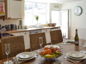 Una cocina con una mesa con un bol de fruta encima. en Belfrey House, en York