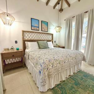 ein Schlafzimmer mit großem Bett und Fenster in der Unterkunft Bungalow en La Playa- Amatecampo Villas in La Esmeralda