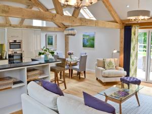 una sala de estar con un sofá y una mesa en The Wagon House, en Luxulyan