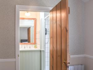 a bathroom with a sink and a mirror at Primrose Cottage in Grassington