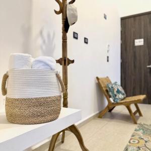 ein Korb auf einem Tisch neben einem Stuhl in der Unterkunft Bungalow en La Playa- Amatecampo Villas in La Esmeralda