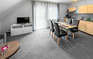 un salon avec une table et des chaises et une cuisine dans l'établissement Ferienwohnung Trassenheide, à Trassenheide