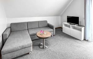 un salon avec un canapé et une table dans l'établissement Ferienwohnung Trassenheide, à Trassenheide