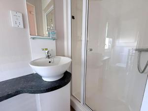 Koupelna v ubytování Lovely Caravan With Side Decking At Broadland Sands Park In Corton Ref 20160Bs + 14 fotografií