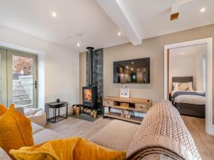 ein Wohnzimmer mit Couch und Kamin in der Unterkunft Forge Cottage in Liverton
