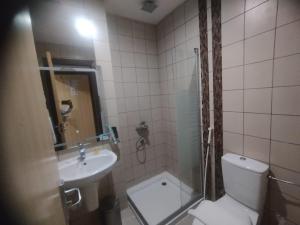 a bathroom with a shower and a toilet and a sink at شقة البدر in Ash Shishah