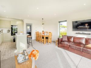 una sala de estar con un sofá y una mesa en Viking - Uk44983, en Newport