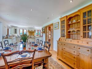 une salle à manger avec une table et une cuisine dans l'établissement Riversdale Cottage, à Neatishead