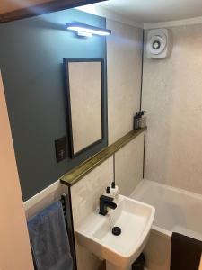 Bilik mandi di Charming cozy cottage in Guisborough